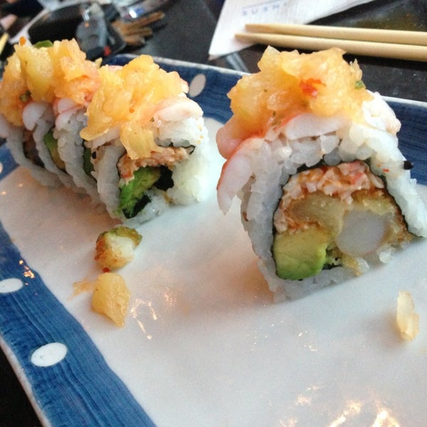 Das Foto wurde bei Blue Wasabi Sushi &amp; Martini Bar von Ashley 🌵 am 4/6/2013 aufgenommen