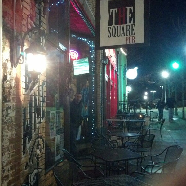 3/13/2013 tarihinde Cary S.ziyaretçi tarafından The Square Pub'de çekilen fotoğraf