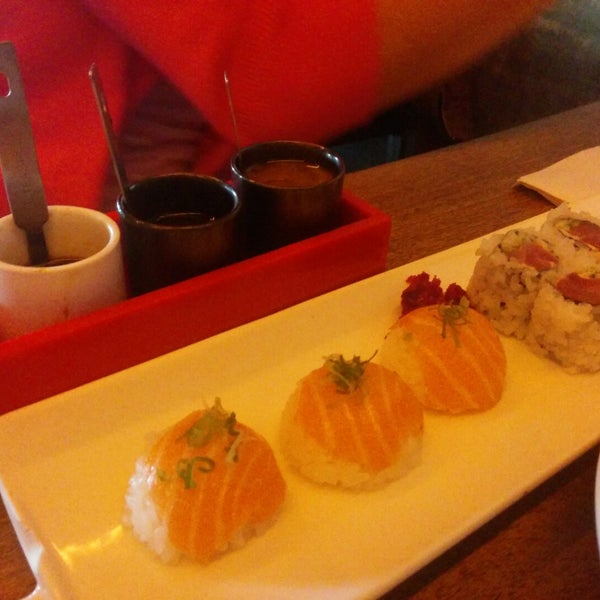 Foto scattata a Momo Sushi Shack da Simon L. il 10/28/2014