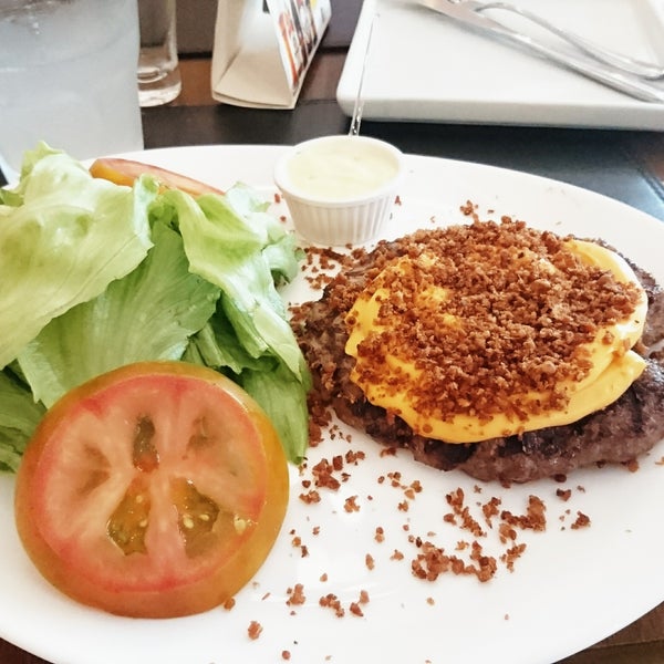 Hambúrgueria honesta. Boa opção de lanches com um preço justo. O lanche Americano leva Cheddar e Bacon triturado. Nada memorável, mas saboroso. Custo benefício ótimo =)