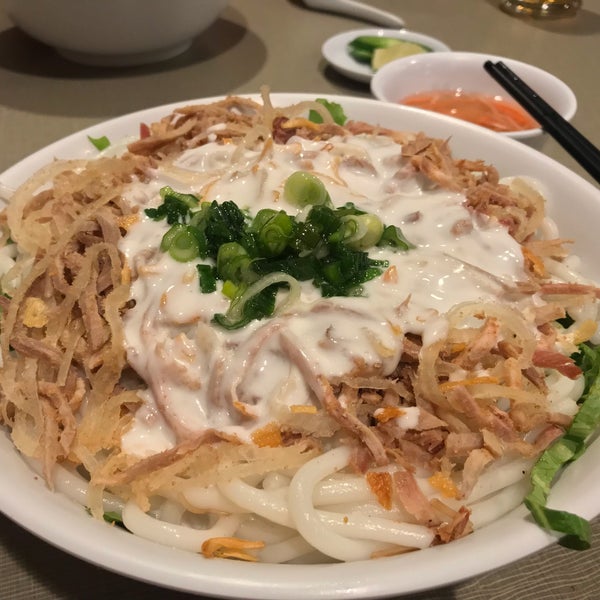 2/5/2019 tarihinde Glen C.ziyaretçi tarafından Golden Deli Vietnamese Restaurant'de çekilen fotoğraf