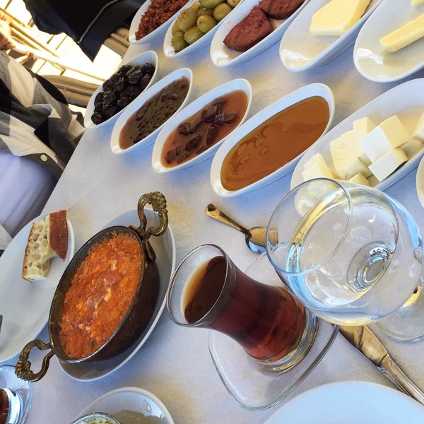 Photo taken at İskele Et &amp; Balık Restaurant by Özge G. on 10/28/2018