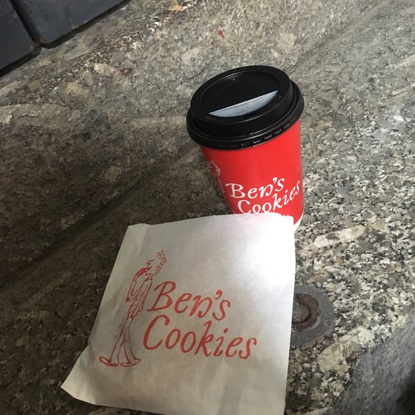 Photo taken at Ben&#39;s Cookies by Tia 😈 on 3/28/2018