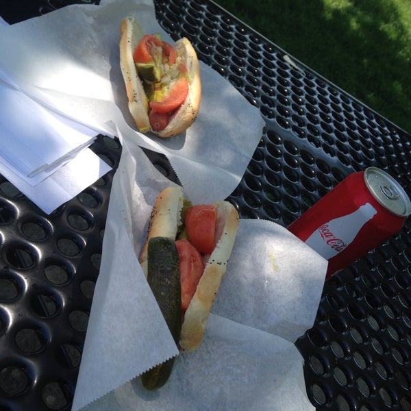 Foto tomada en Kim &amp; Carlo&#39;s Chicago Style Hot Dogs  por Tami B. el 5/25/2014