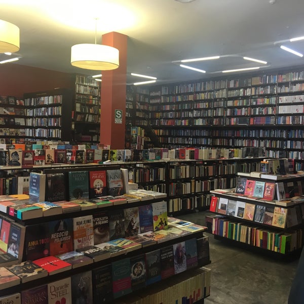 Foto diambil di Librería El Virrey oleh Carla G. pada 11/23/2016