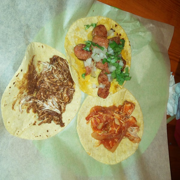 Foto tirada no(a) Tacos Chapultepec por Señor X. em 12/29/2017