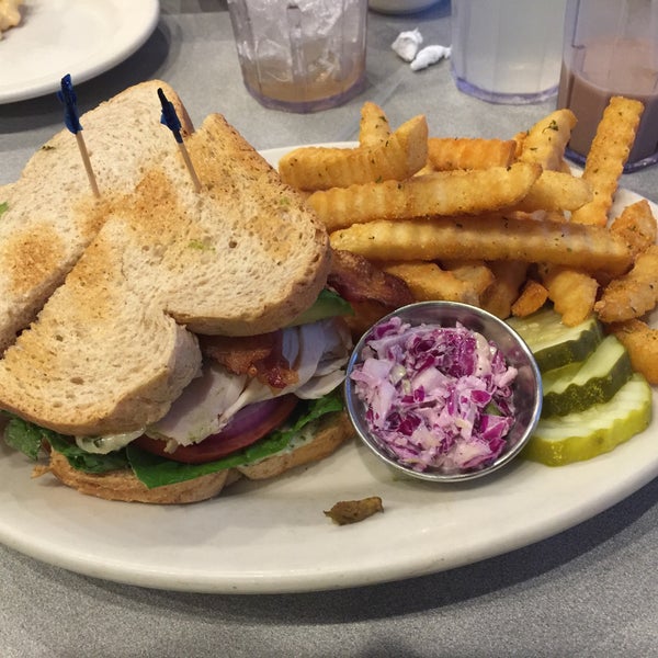 Foto tomada en Elmo&#39;s Diner  por Alex S. el 7/18/2016