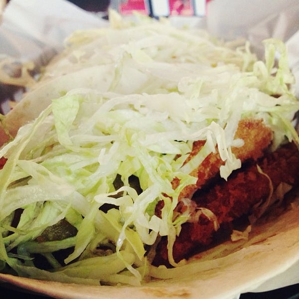 5/24/2013にNicholeがMJ Korean Tacos &amp; Wingsで撮った写真