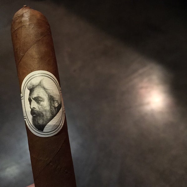 Foto tirada no(a) Ohlone Cigar Lounge por David W. em 9/20/2015