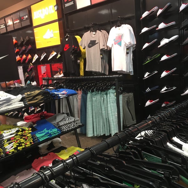 Foot Locker - 267 Valley River Ctr