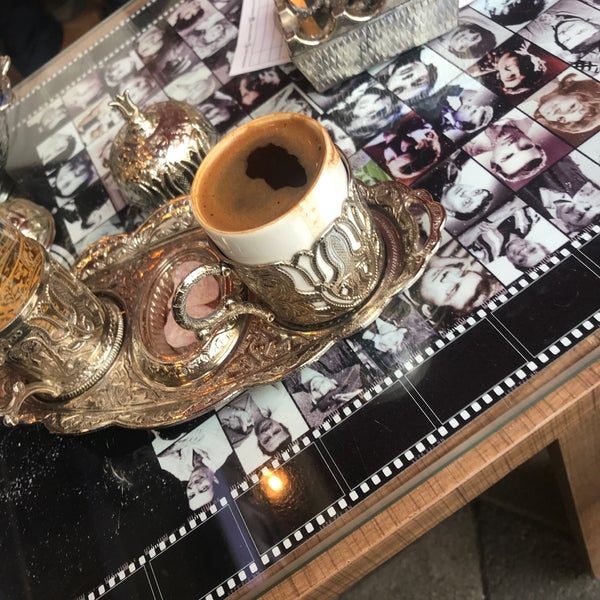 Photo prise au Yeşilçam Kumda Kahve par Çirkin Kral ✌🏼 le5/21/2019