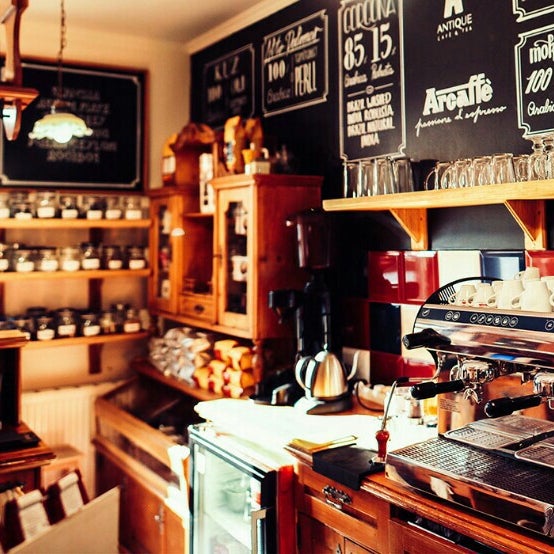 Foto tirada no(a) Antique Cafe &amp; Tea por Antique C. em 12/7/2015