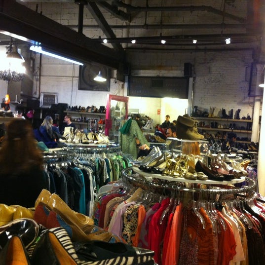 Foto scattata a Beacon&#39;s Closet da Krystal P. il 11/11/2012
