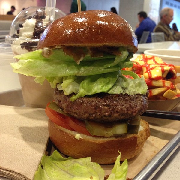1/8/2013 tarihinde Midtown Lunch LAziyaretçi tarafından Juicy Lucy'de çekilen fotoğraf
