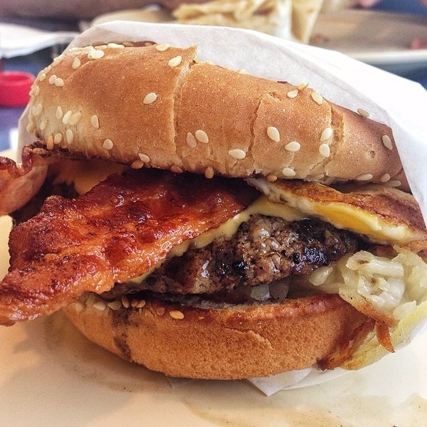 Foto tomada en George&#39;s Burgers  por Midtown Lunch LA el 6/12/2014