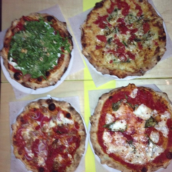 Foto scattata a Pitfire Artisan Pizza da Todd C. il 5/6/2014