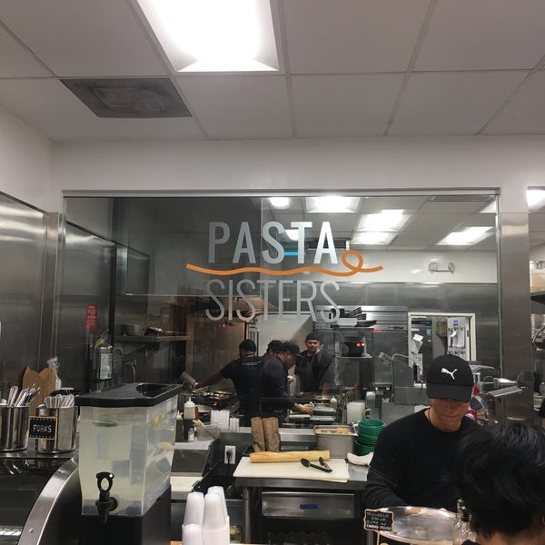 รูปภาพถ่ายที่ Pasta Sisters โดย S. Y. L. เมื่อ 2/3/2018