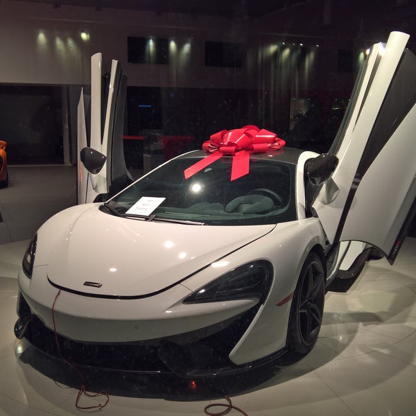 Foto tirada no(a) McLaren Auto Gallery Beverly Hills por Kernst C. em 6/26/2016