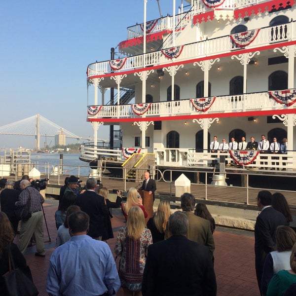 Foto diambil di Savannah&#39;s Riverboat Cruises oleh Summer B. pada 11/15/2016