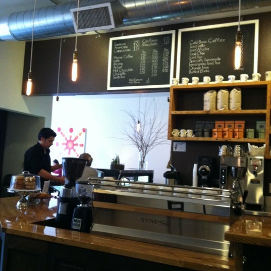 รูปภาพถ่ายที่ JoLa Cafe โดย Greg G. เมื่อ 2/25/2013