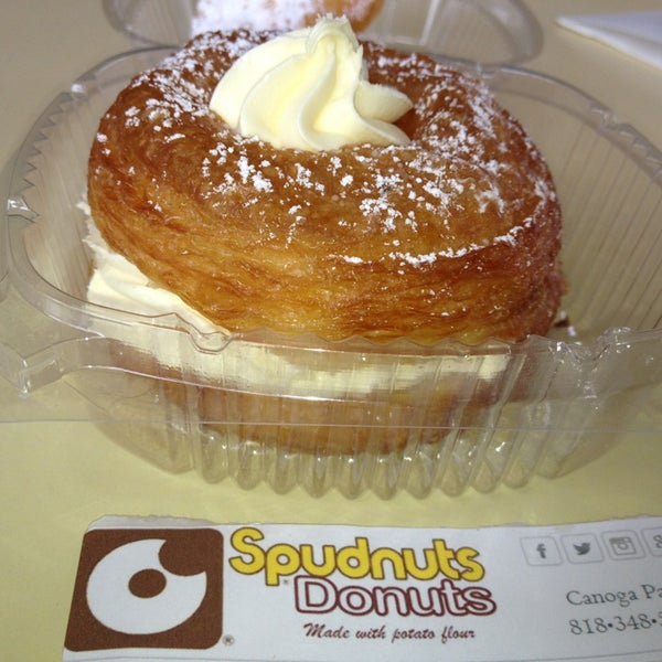 7/26/2013 tarihinde Jandilyn W.ziyaretçi tarafından Spudnuts Donuts'de çekilen fotoğraf