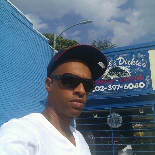 Photo taken at Horace &amp; Dickie&#39;s Seafood by Tiano B. on 9/22/2012
