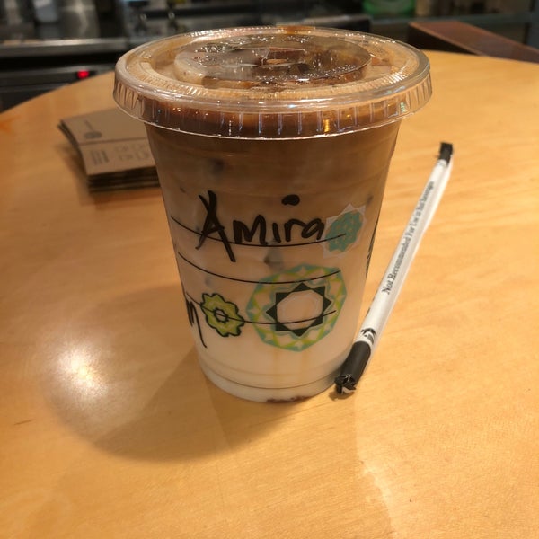 Foto tirada no(a) Starbucks por Amy O. em 6/20/2018
