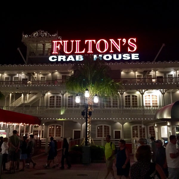Foto diambil di Fulton&#39;s Crab House oleh T. K. pada 10/15/2015