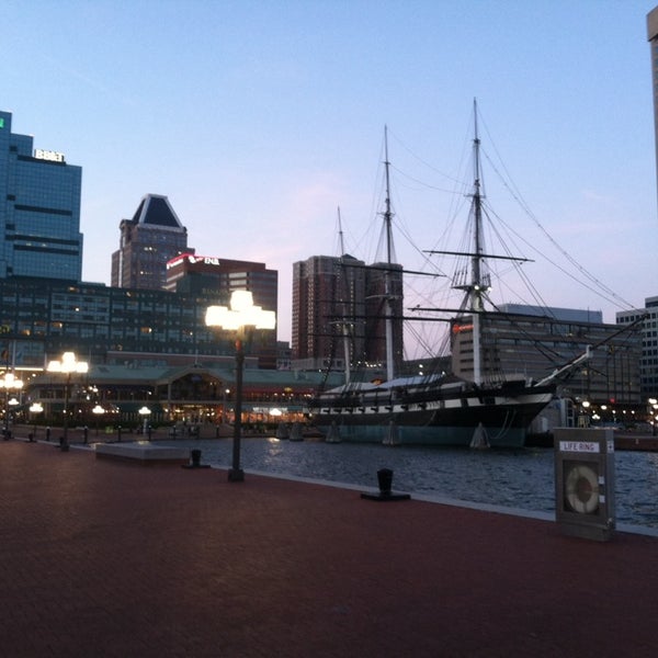 Foto tirada no(a) Baltimore Visitor Center por Jungsoo L. em 4/17/2014