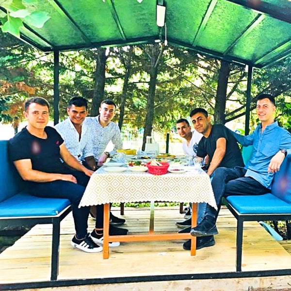 Photo prise au Yeni Palmiye Cafe &amp; Restaurant par Ümit U. le8/19/2019