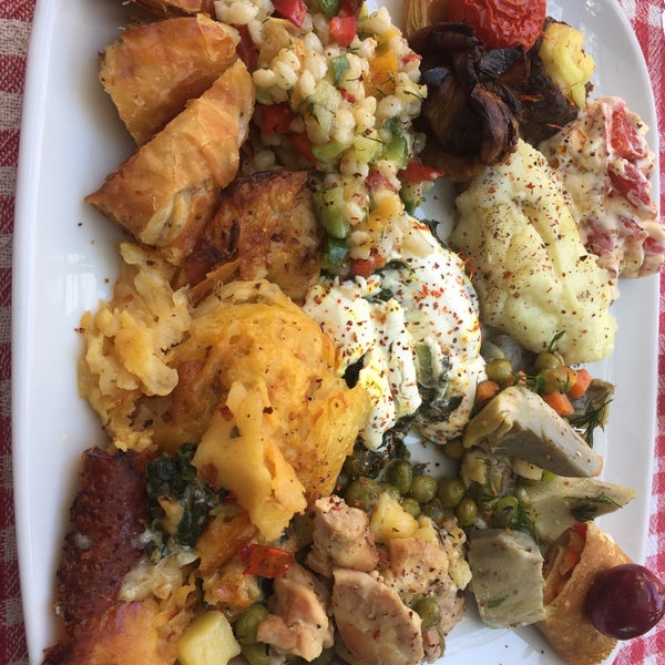 รูปภาพถ่ายที่ Küfe Restoran โดย Fahri Ç. เมื่อ 8/28/2019