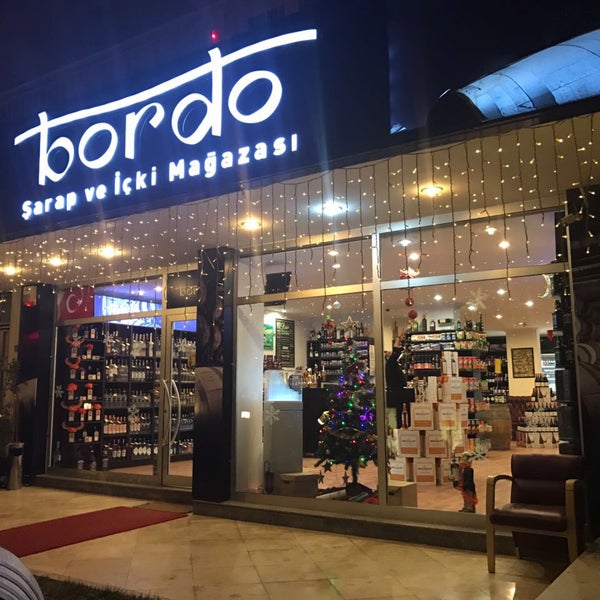 Foto tirada no(a) Bordo Şarap ve İçki Mağazası por BarCode D. em 12/24/2016
