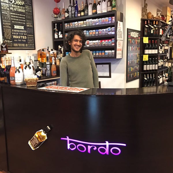 Foto tirada no(a) Bordo Şarap ve İçki Mağazası por BarCode D. em 12/21/2016