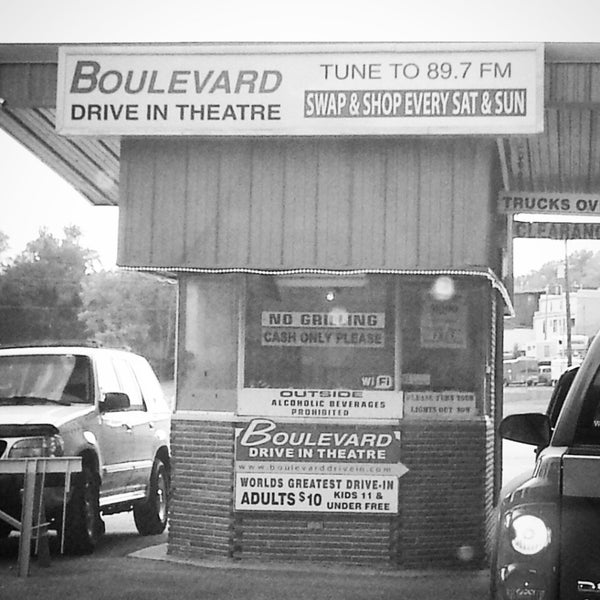 Foto tirada no(a) Boulevard Drive-In Theatre por Sean N. em 7/26/2014