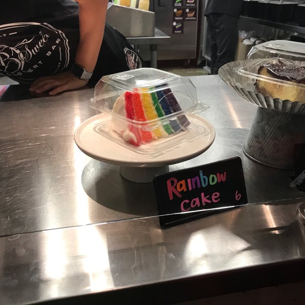 6/10/2018 tarihinde Courtney H.ziyaretçi tarafından B Sweet Dessert Bar'de çekilen fotoğraf