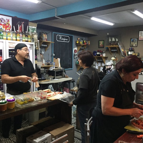 2/3/2017 tarihinde Sandra S.ziyaretçi tarafından Baguettes Gourmet &amp; Charcutería Hinojosa'de çekilen fotoğraf