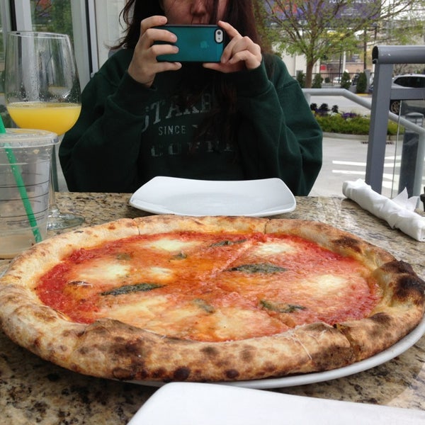 Foto diambil di Varasano&#39;s Pizzeria oleh Brandi D. pada 3/31/2013