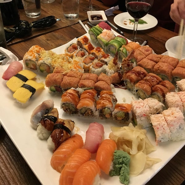 Foto tirada no(a) Sushi Para 88 por Leslie T. em 4/30/2016