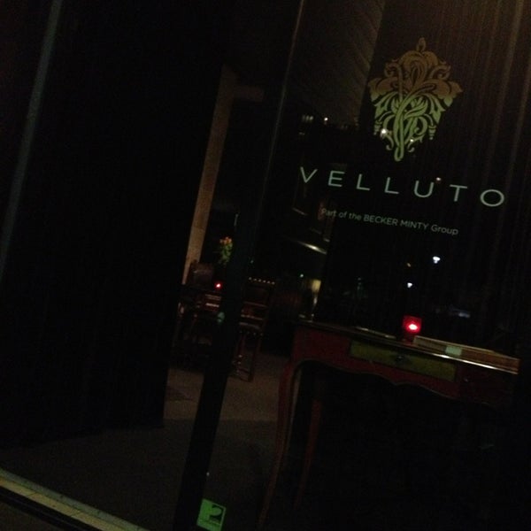 Снимок сделан в Velluto Champagne &amp; Wine Bar пользователем Steve C. 1/30/2013