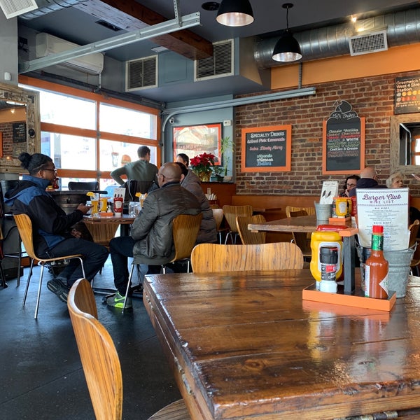Foto diambil di Burger Club oleh Bobby S. pada 2/3/2019