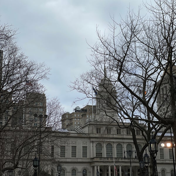 Foto tirada no(a) New York City Hall por Bobby S. em 3/6/2021