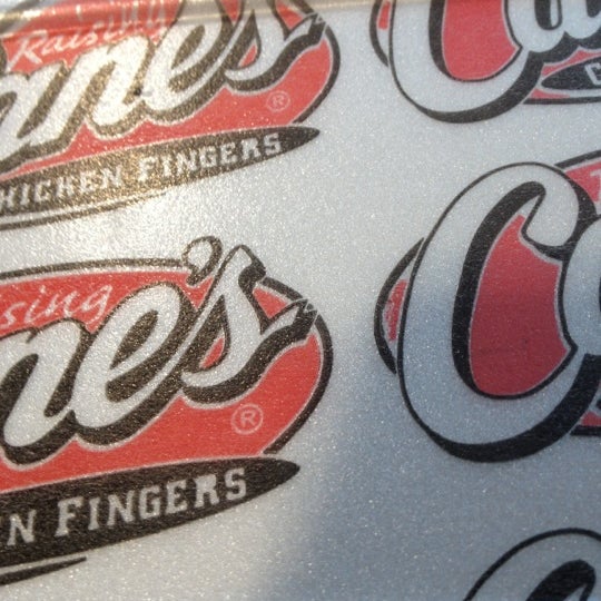 รูปภาพถ่ายที่ Raising Cane&#39;s Chicken Fingers โดย Tia C. เมื่อ 10/25/2012
