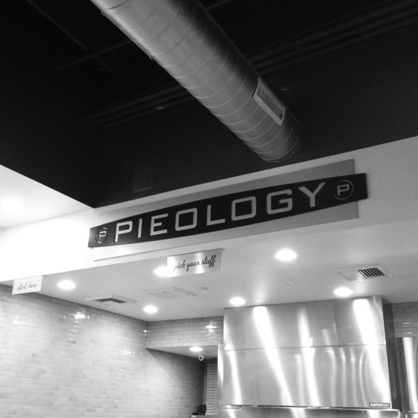 รูปภาพถ่ายที่ Pieology Pizzeria โดย Peter H. เมื่อ 12/15/2012