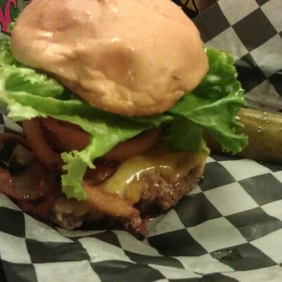 10/17/2012 tarihinde Robert B.ziyaretçi tarafından My Burger Bar Catering'de çekilen fotoğraf