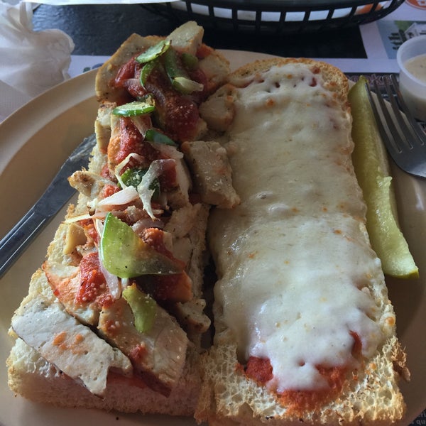 Foto tomada en Mancino&#39;s Pizza &amp; Grinders  por Jessica D. el 3/8/2015