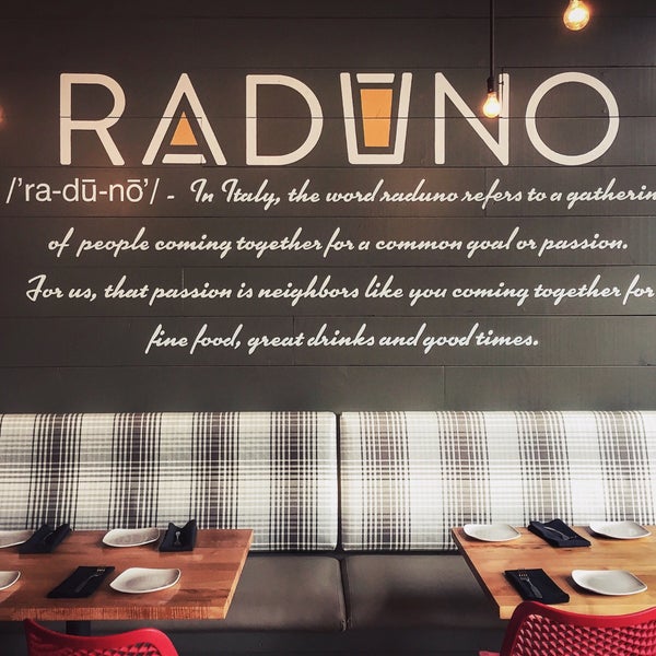รูปภาพถ่ายที่ Raduno Brick Oven &amp; Barroom โดย Raduno Brick Oven &amp; Barroom เมื่อ 12/10/2015