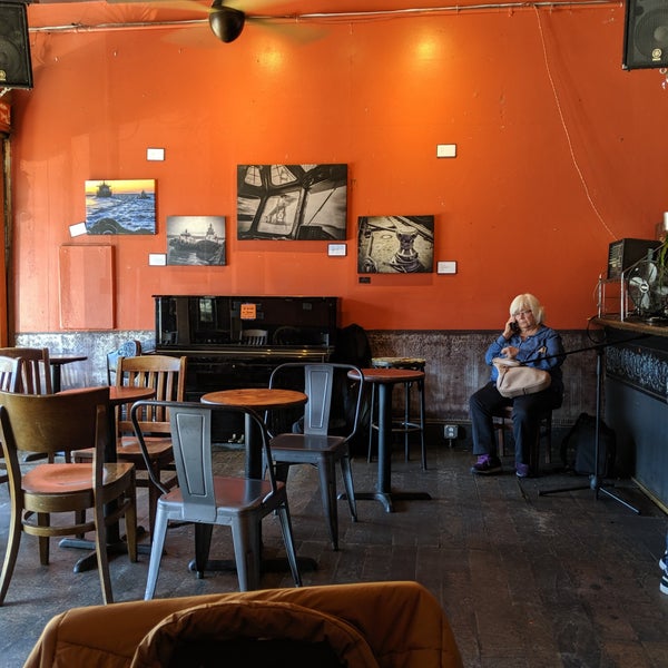 Foto tirada no(a) Revolution Cafe por Ciaee C. em 9/1/2019