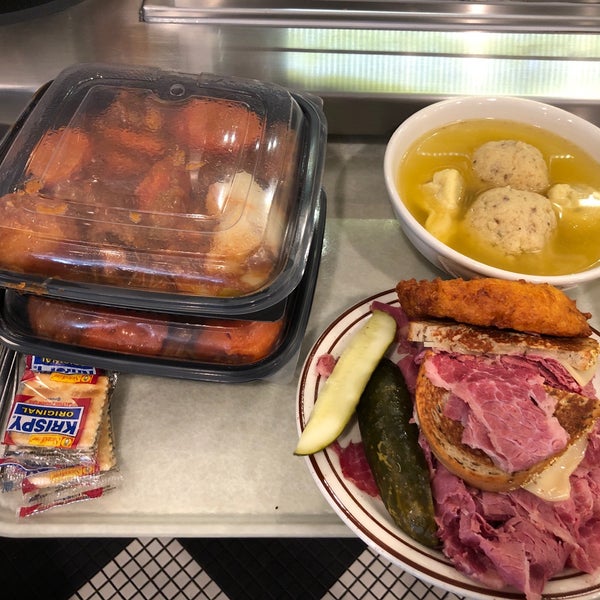 Foto scattata a Manny&#39;s Cafeteria &amp; Delicatessen da Nuri P. il 10/5/2019