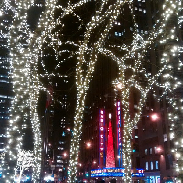 12/19/2014 tarihinde Jenn S.ziyaretçi tarafından Radio City Music Hall'de çekilen fotoğraf
