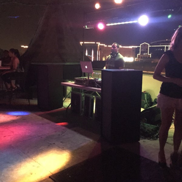 Foto tirada no(a) Rooftop Patio &amp; Lounge por Osssilver em 6/20/2015